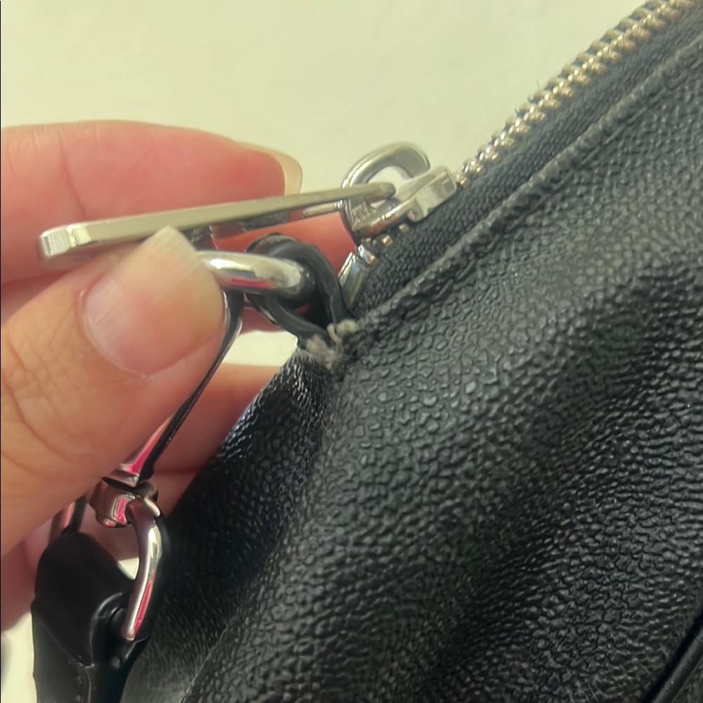MICHAEL KORS Black Hand Bag - Picture 9 of 16
